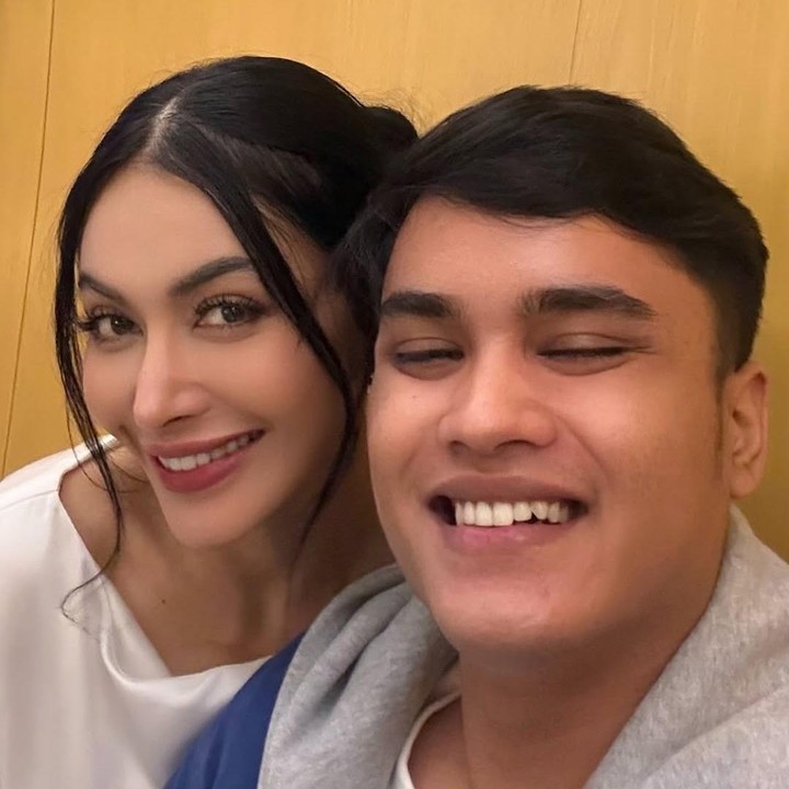 <p>Penyanyi Denada akhirnya menemui sang putra Ressa Rizky Rossano, usai mengakuinya sebagai anak kandung. Denada bertemu Ressa di momen terakhir Ramadhan atau jelang Lebaran 2026. (Foto: Instagram @denadaindonesia)</p>