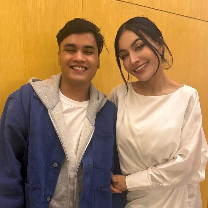 <p>Potret pertama Denada bersama Ressa ini banyak menuai komentar positif dari rekan artis. Mereka turut bahagia karena konflik antara Denada dan putra kandungnya ini telah diselesaikan dengan baik. "<em>Masya Allaaah.. Alhamdulillaaah</em>," ungkap presenter Irfan Hakim. "<em>Alhamdulilah</em> ,, Bahagia selalu <em>my dear sis</em> @denadaindonesia dan @ressarossano__," ujar artis Venna Melinda. "<em>Masya Allah Alhamdulilah</em> ...Hari Raya Idul Fitri penuh berkah," kata artis Chintami Atmanagara. (Foto: Instagram @denadaindonesia)</p>