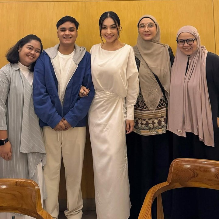 <p>Di pertemuan ini, turut hadir artis sekaligus psikolog Intan Erlita. Denada mengungkap peran penting Intan dalam pertemuannya dengan Ressa, Bunda. "Terimakasih bu @intan__erlita, ibu psikolog kesayangan yang baik, atas bantuan, bimbingan dan pendampingannya," ungkap Denada. Di <em>Instagram Stories</em>, Intan mengunggah ulang momen kebersamaan dengan Denada. Perempuan 45 tahun ini turut mengungkap harapannya terkait hubungan Denada dengan sang putra. "<em>Bismillah</em> ke depannya jauh lebih baik," tulis Intan. (Foto: Instagram @denadaindonesia)</p>