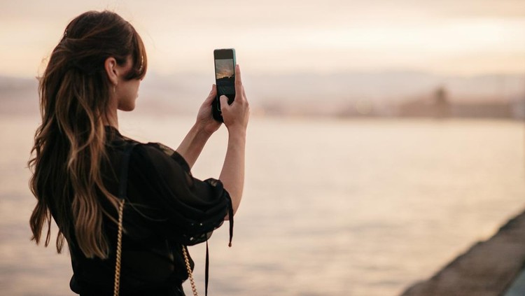 Ilustrasi Perempuan Memotret Langit