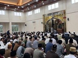 Salat Id Muhammadiyah di Jalan Perintis Makassar, Jemaah Berdatangan di Tengah Hujan