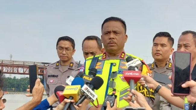 Polisi menghentikan One Way Nasional di Tol Jakarta-Cikampek pada H-1 Lebaran. Lalu lintas normal kembali, pengendara diimbau untuk tetap waspada dan aman.