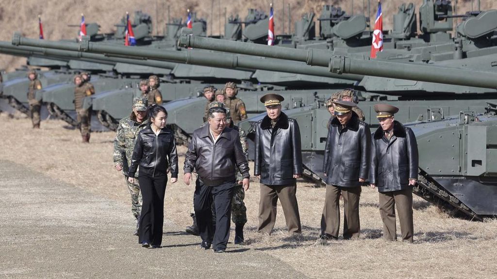Kim Jong Un Pamer Tank Baru dalam Latihan Militer Besar
