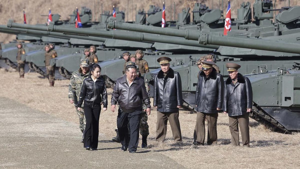 Kim Jong Un Pamer Tank Baru dalam Latihan Militer Besar