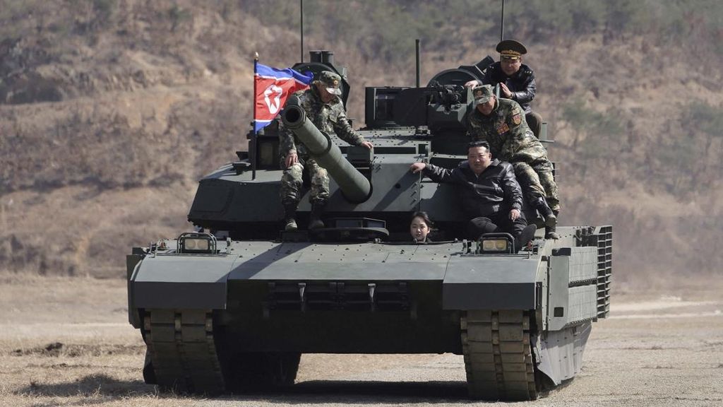 FOTO: Momen Kim Ju Ae Dampingi Kim Jong Un Uji Tank Tempur Terbaru