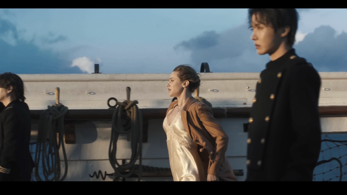 Lili Reinhart tampil sebagai model video klip BTS 'Swim'