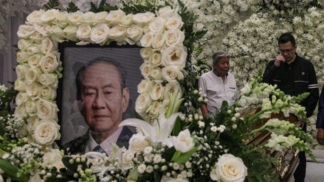 Anak dari pengusaha Michael Bambang Hartono, Roberto Setiabudi Hartono (kanan) menghadiri persemayaman ayahnya di Grand Heaven, Jakarta, Jumat (20/3/2026). Pemilik Grup Djarum tersebut meninggal dunia pada usia 86 tahun karena sakit dan jenazah akan 