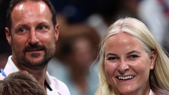 Putri Mahkota Norwegia Mette-Marit muncul dalam sebuah wawancara ditemani suaminya, membahas hubungannya dengan Jeffrey Epstein.