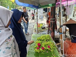 Berkah Nyekar Jelang Lebaran untuk Pedagang Bunga di Bojonegoro