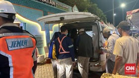 Pemudik Motor Asal Bogor Patah Kaki, Berujung Nyeberang Pakai Ambulans