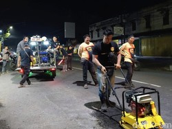 Warga Bondowoso Patungan Beli Aspal untuk Tambal Jalan Berlubang