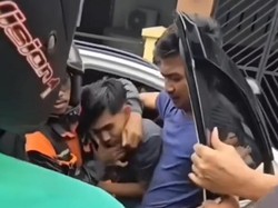 Pemobil di Makassar Diamuk Massa Usai Tabrak Lari Ojol