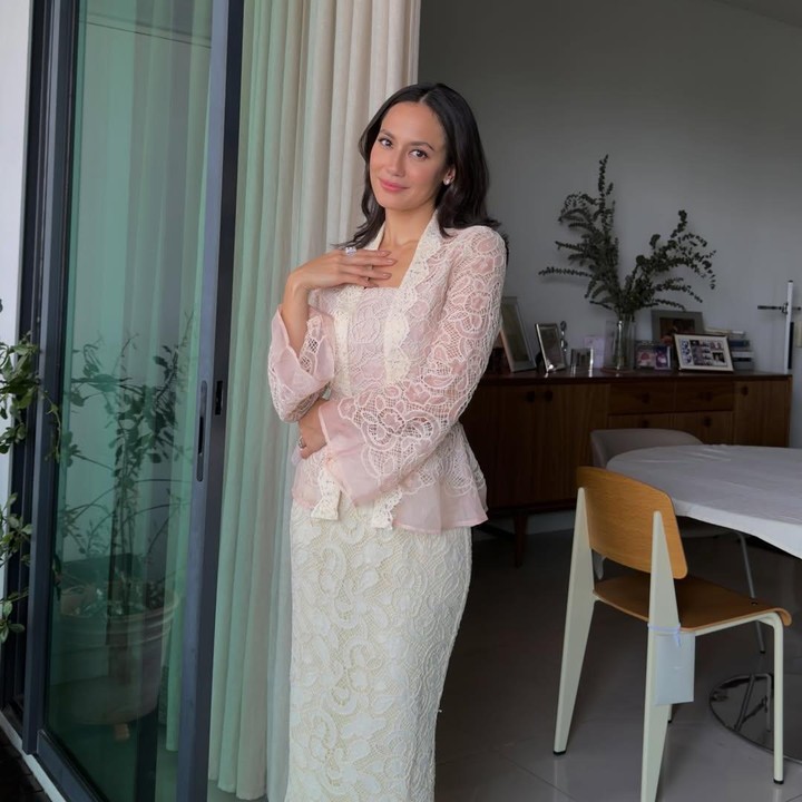 <p>Artis Pevita Pearce merayakan Lebaran tahun ini di Malaysia, yang merupakan kampung halaman suaminya Mirzan Meer. Perlu diketahui, Mirzan Meer merupakan anak dari pengusaha terkenal asal Negeri Jiran bernama Dato' Sri Meer Sadik Habib. Setelah menikah pada 20 Oktober 2024, Pevita memang sering&nbsp;terbang ke Malaysia untuk menghabiskan waktu bersama keluarga suaminya, Bunda.&nbsp;(Foto: Instagram @pevpearce)</p>