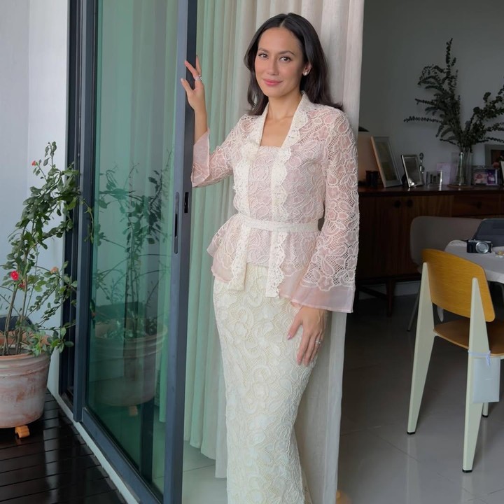 <p>Di perayaan Idul Fitri tahun ini, Pevita juga memamerkan <em>looks fashion</em>-nya yang cantik saat mengenakan setelan baju model kebaya kartini berwarna putih dengan aksen brukat. Bintang film Sri Asih ini menyempurnakan&nbsp;<em>style</em>-nya dengan rok span putih <em>ivory</em> dengan motif brukat. (Foto: Instagram @pevpearce)</p>