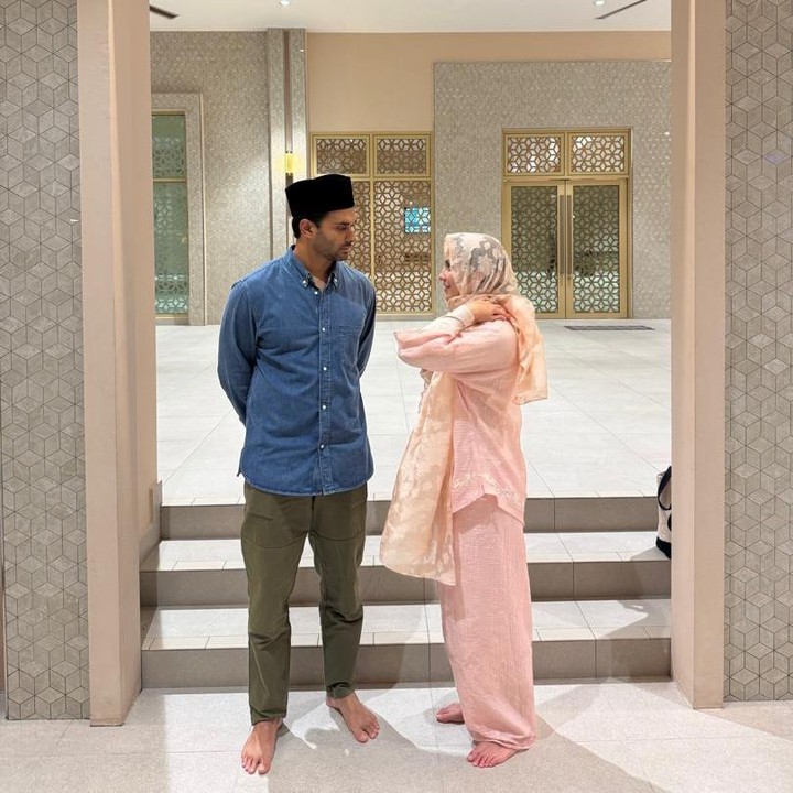 <p>Pevita tak lupa membagikan potret kebersamaannya dengan sang suami dalam unggahan di hari Lebaran. Dalam foto ini, Pevita terlihat mengenakan pakaian Muslim bernuansa warna <em>peach</em> dengan kain penutup kepala berwarna senada. Sementara itu, suami Pevita tampak memakai peci hitam dengan kemeja jeans biru dan celana berwarna abu-abu. "<em>Almost Raya</em>," tulis Pevita dalam unggahan ini. (Foto: Instagram @pevpearce)</p>