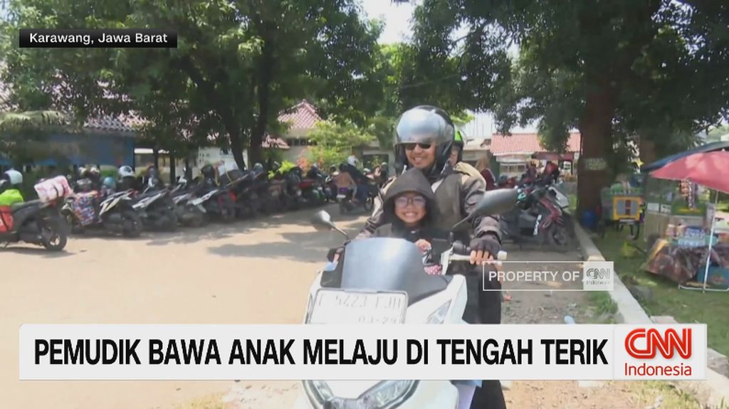 VIDEO: Pemudik Bawa Anak Melaju di Tengah Terik