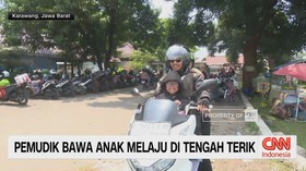VIDEO: Pemudik Bawa Anak Melaju di Tengah Terik
