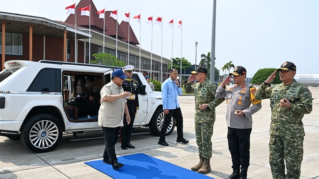 Presiden Prabowo Subianto bertolak ke Medan untuk kunjungan kerja, termasuk Salat Idulfitri di Aceh. Ini simbol komitmen untuk mempererat persaudaraan bangsa.