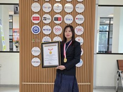 Inspiratif! Dosen Surabaya Ini Raih Rekor MURI Guru Besar Termuda