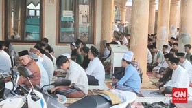 Ratusan Warga Cikupa Tangerang Gelar Salat Idulfitri Lebih Awal