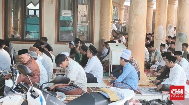 Ratusan jemaah di Masjid Jami Asy-Syakur, Desa Talagasari, Cikupa, Kabupaten Tangerang, melaksanakan salat Idulfitri pada Jumat (20/3).
