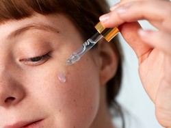 Mana Lebih Ampuh Atasi Kerutan: Retinol, Retinal, atau Bakuchiol?