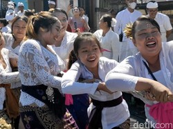 Serunya Mbed-Mbedan, Adu Otot Remaja Usai Nyepi di Badung