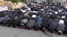 Warga Palestina Salat Id di Jalanan Buntut Israel Tutup Masjid Al Aqsa