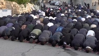 Warga Palestina Salat Id di Jalanan Buntut Israel Tutup Masjid Al Aqsa