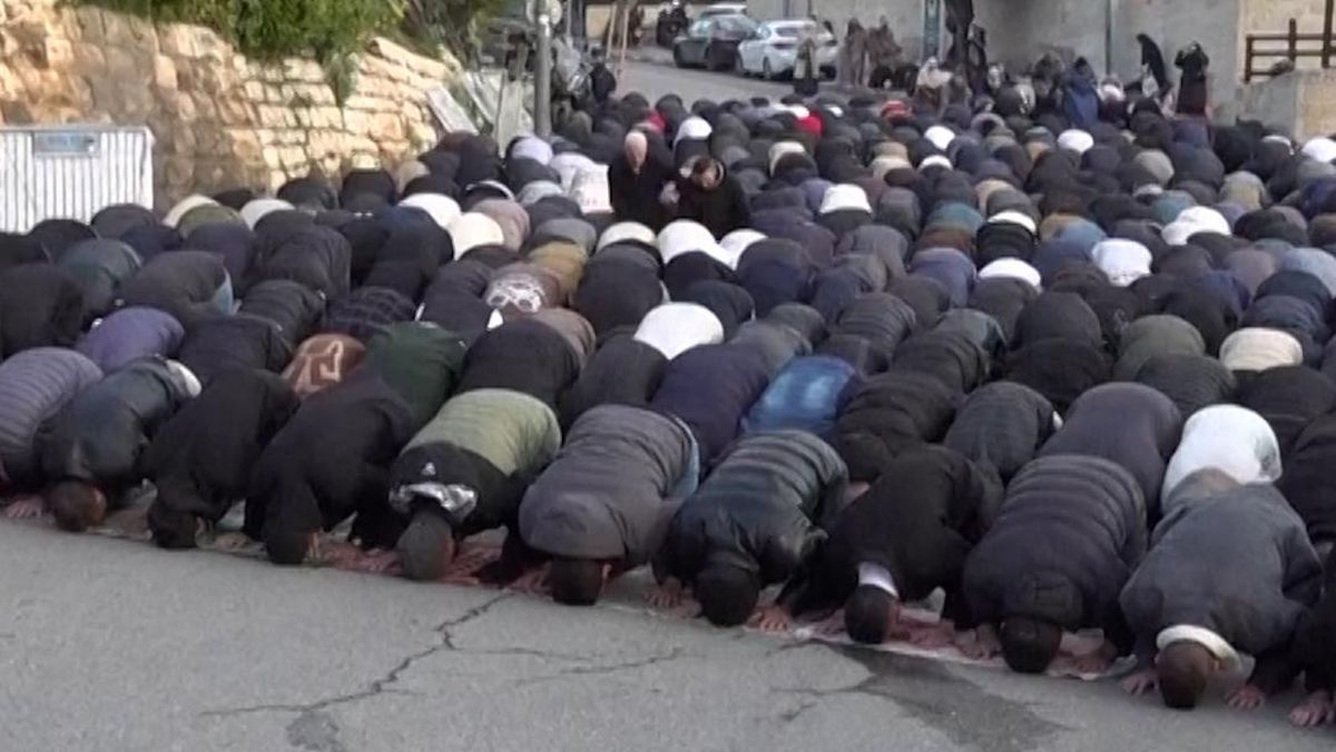 Warga Palestina Salat Id di Jalanan Buntut Israel Tutup Masjid Al Aqsa