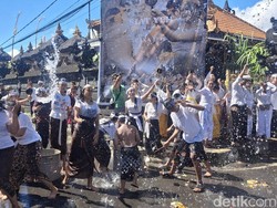 Meriah, Tradisi Siat Yeh Perang Air Sehari Setelah Nyepi di Jimbaran