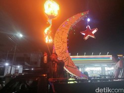 Semarak Malam Takbiran, Warga Larantuka Long March Obor