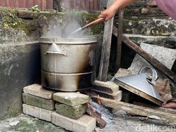 LPG Subsidi Sulit Dibeli, Warga Bojonegoro Masak Menu Lebaran Pakai Kayu