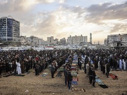 Warga Gaza Salat Id Dikelilingi Puing Gedung yang Dihancurkan Israel