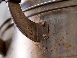 Alat Dapur Karatan? Awas Bisa Jadi Tempat Sembunyi Kuman-kuman Ini