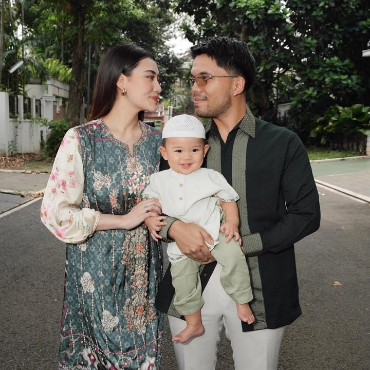 <p>Aaliyah Massaid dan Thariq Halilintar merayakan Lebaran pertama mereka bersama Si Kecil Arash. Keluarga artis ini pun mengabadikan momen mereka di akun Instagram. &ldquo;Minal aidin wal faidzin, mohon maaf lahir dan batin semuanyaa. Selamat Lebaran dari the Thoriq&rsquo;s family,&rdquo; tulis perempuan yang akrab disapa Aal, dikutip dari laman Instagram <em>@aaliyah.massaid.&nbsp;</em>(Foto: Instagram @aaliyah.massaid)</p>