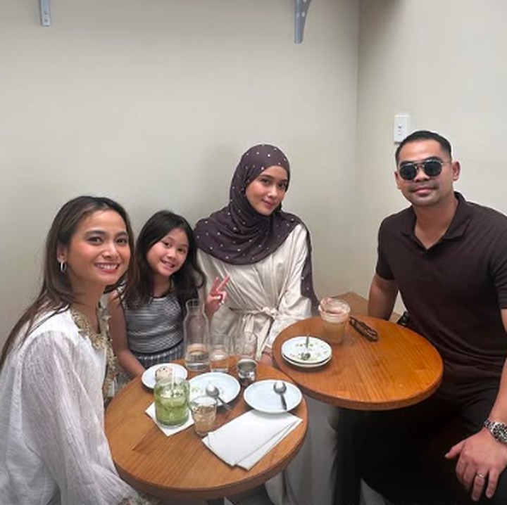 <p>Tahun ini, Acha Septriasa merayakan Lebaran berdua bersama putrinya, Bridgia Kalina Kharisma, di Australia. Namun, ia juga terlihat merayakan hari kemenangan ini&nbsp; bersama orang-orang terdekatnya. Hal tersebut diketahui langsung melalui momen <em>hangout </em>bersama teman yang dibagikan Acha di Instagram Stories-nya.&nbsp;(Foto: Instagram @septriasaacha)</p>