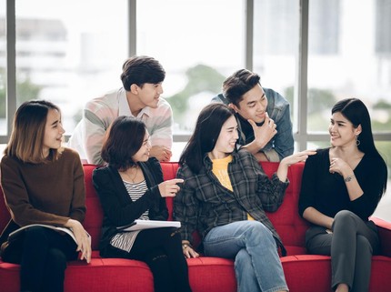 Bukan Sekadar Malu, Psikologi Sebut 3 Faktor Orang Memilih Diam saat Kumpul Keluarga