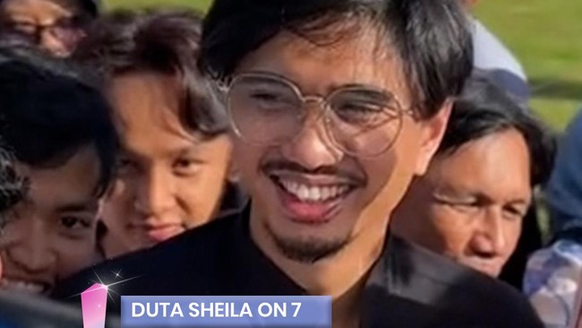 Video: Pesona Tak Luntur! Duta Sheila On 7 Dikerumuni Fans usai Salat Eid Fitri