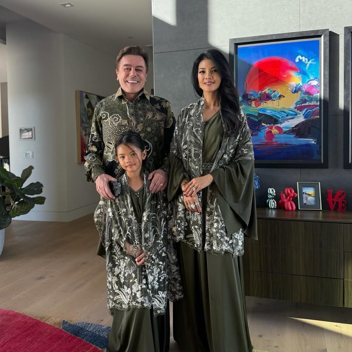 <p>Farah Quinn bersama keluarganya kini menetap di Amerika Serikat, tepatnya di Paradise Valley, Arizona. Meski jauh dari keluarga besar di Tanah Air, chef terkenal ini tetap merayakan Idul Fitri dengan penuh kehangatan. Ia pun turut membagikan momen Lebaran mengenakan busana serasi sekeluarga yakni batik berwarna hijau. Dalam unggahan tersebut, Farah tidak hanya mengucapkan selamat hari raya, tetapi juga mendoakan para korban yang kini tengah terdampak perang. &ldquo;Pada kesempatan istimewa ini, doa saya juga tercurah kepada mereka yang menghadapi kesulitan, konflik, dan kehilangan. Semoga Allah melindungi dan menghibur setiap jiwa yang terkena dampak perang dan penderitaan. Semoga Allah memberi kekuatan kepada mereka yang menderita, harapan kepada mereka yang putus asa, dan kedamaian ke setiap sudut dunia,&rdquo; tulisnya, dikutip dari laman Instagram <em>@farahquinnofficial</em>, Sabtu (21/3/2026). (Foto: Instagram @farahquinnofficial)</p>