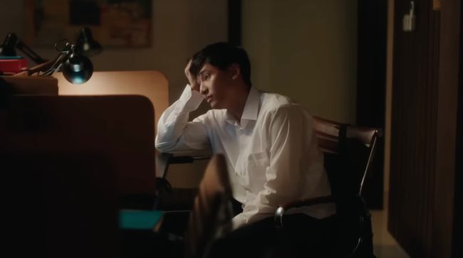 Sinopsis Tunggu Aku Sukses Nanti tentang proses panjang dan penuh ujian mencoba sukses, terutama saat bertemu keluarga besar.