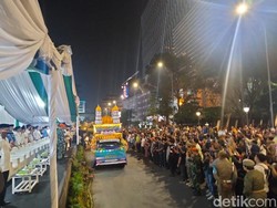 Ribuan Warga Ramaikan Pawai Kendaraan Hias di Lapangan Merdeka Medan