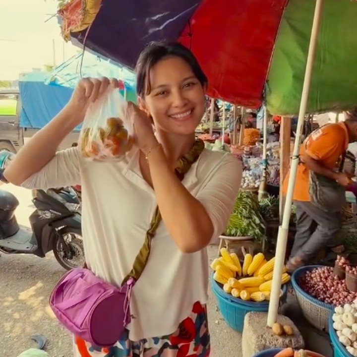 <p>Indah Permatasari juga diketahui tengah berada di Baubau, Sulawesi Tenggara, untuk merayakan Idul Fitri bersama keluarga sang suami, Arie Kriting. Ia pun menikmati mudik kali ini dengan mengabadikan banyak momen di Instagram, salah satunya saat belanja ke pasar. &ldquo;Udah pada belanja ke pasar belum untuk masak lebaran?&rdquo; tulis Indah, dikutip dari laman Instagram <em>@indahpermatas.&nbsp;</em>(Foto: Instagram @indahpermatas)</p>