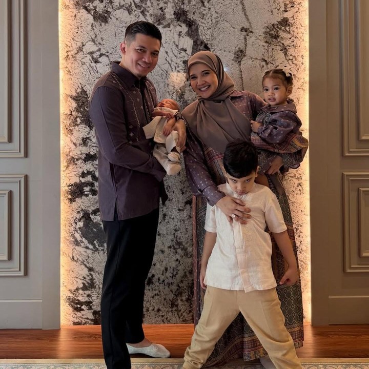 <p>Pasangan Zaskia Sungkar dan Irwansyah juga tak mau melewatkan momen Lebaran kali ini dengan mengabadikan foto bersama ketiga anaknya. &ldquo;Selamat Hari Raya Idul Fitri 1447 H. Minal aidzin wal Faizin Mohon maaf lahir dan batin semua,&rdquo; tulis Irwansyah, dikutip dari laman Instagram <em>@irwansyah_15.&nbsp;</em>(Foto: Instagram @irwansyah_15)</p>