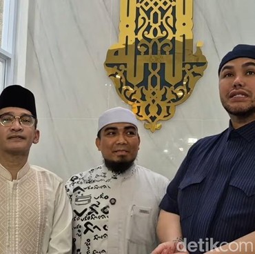  Tangis Haru Ivan Gunawan Perdana Salat Id di Masjid Sendiri