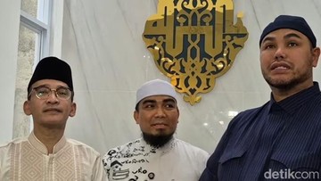 Update Informasi Selebriti InsertLive :  Tangis Haru Ivan Gunawan Perdana Salat Id di Masjid Sendiri