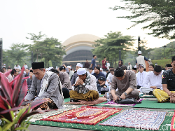 Kala Ribuan Jemaah Salat Idulfitri di Keong Mas TMII