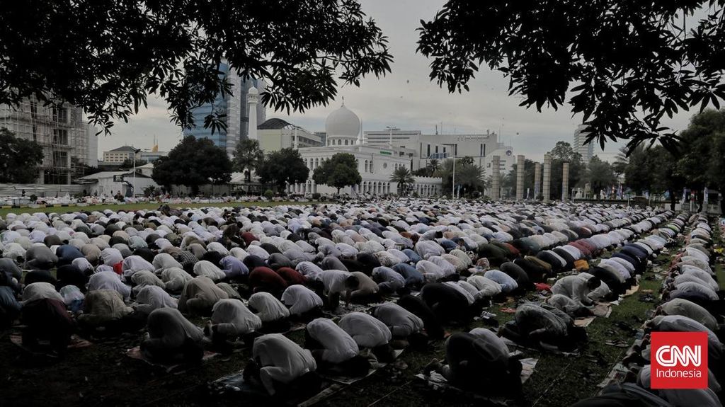 FOTO: Khusyuk Salat Idulfitri di Masjid Al Azhar Jakarta