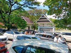 Taman Makam Pahlawan Makassar Ramai Peziarah, Jalan Urip Sumoharjo Macet