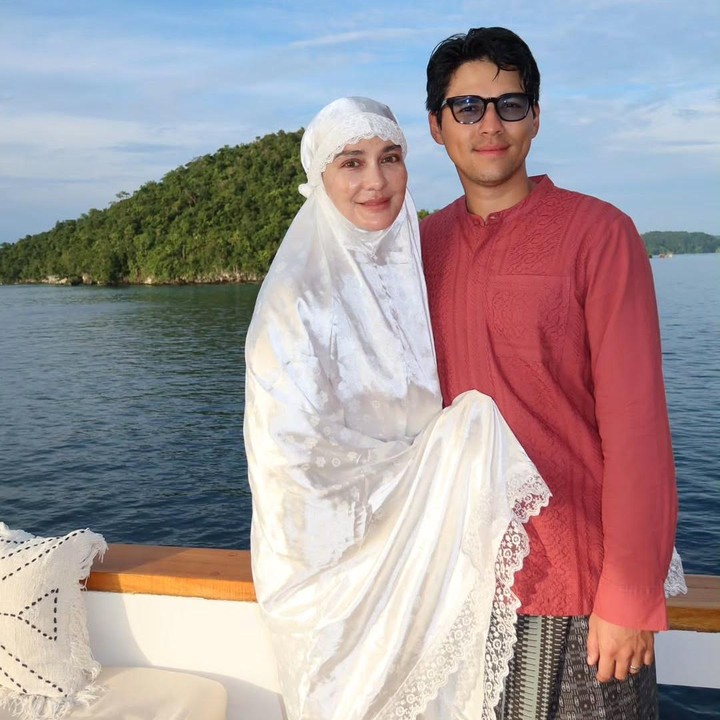 <p>Luna Maya dan Maxime Bouttier tampaknya berhasil mencuri perhatian publik setelah memilih lokasi perayaan Lebaran 2026 yang cukup unik, yakni tengah laut. Momen ini diketahui langsung melalui foto yang diunggah di akun Instagram. &ldquo;Dalam keheningan pagi dan luasnya laut, aku menemukan sejuta alasan untuk mengucapkan <em>Alhamdulillah</em>. Semoga Idul Fitrimu setenang air ini,&rdquo; tulis Luna, dikutip dari laman Instagram <em>@lunamaya,</em> Sabtu (21/3/2026). (Foto: Instagram @lunamaya)</p>